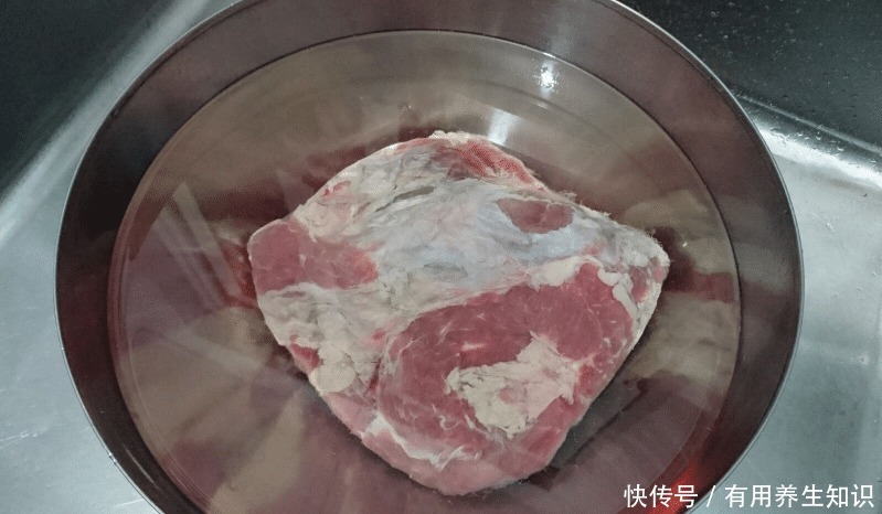 简单|卤牛肉太贵教你简单做法,4料3步,酥软劲道不塞牙,比买的好吃