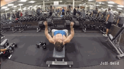 哑铃卧推|经典胸背超级组训练，最大化增肌训练效果