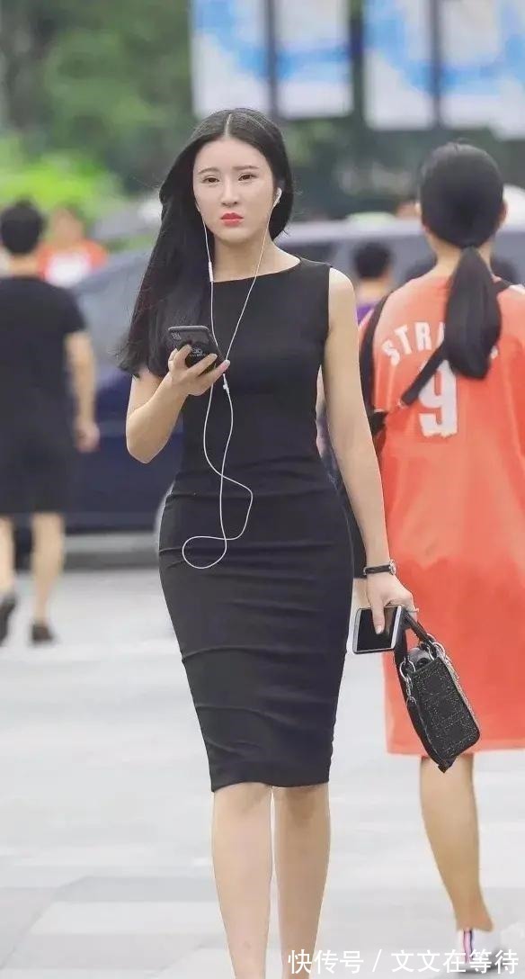 裙子 紧身瑜伽裤巧穿搭,搭配紧身小背心,尽显“女神般”的风情!