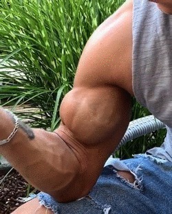 胸肌|臂围45cm，二头肌似小山包的猛汉奶爸，还自带肌肉抽筋绝活