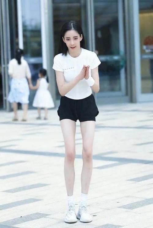 轮廓|白T恤搭配黑热裤,色彩分明,光看轮廓就很美