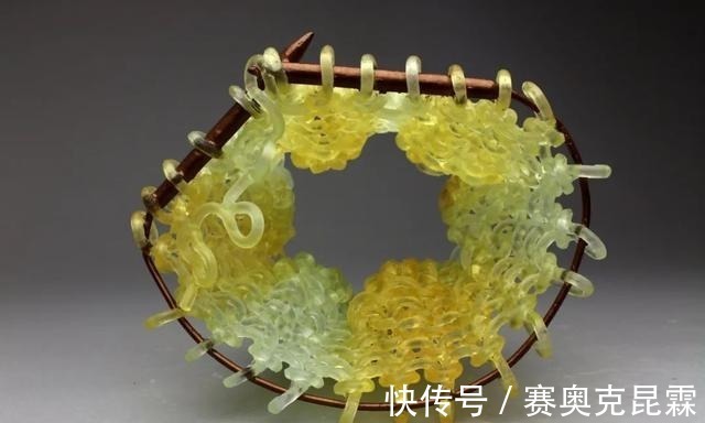色彩#她是用玻璃雕塑“织毛衣”的第一人,这质感极其逼真!手太牛逼了