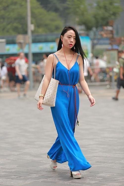 凉鞋 蓝色连体裤搭配白色凉鞋,无论从哪个角度来看,她都很漂亮