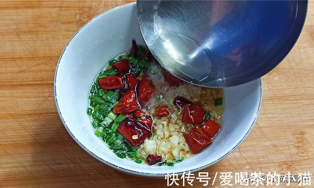 秋季的油麦菜最好吃，5分钟把它做成凉拌菜，口感脆嫩鲜香
