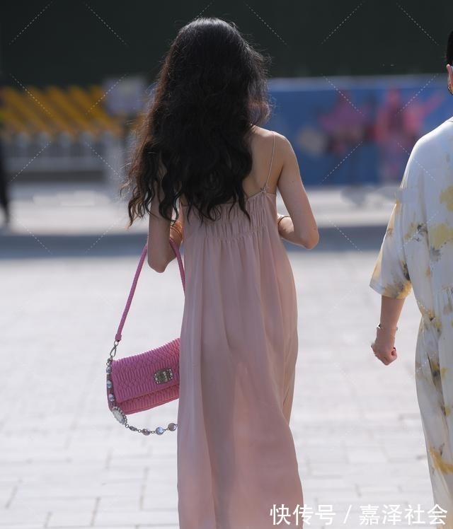 服装 性感背心长裙搭配芭比粉挎包,个性亮眼,适合的服装才会更美!