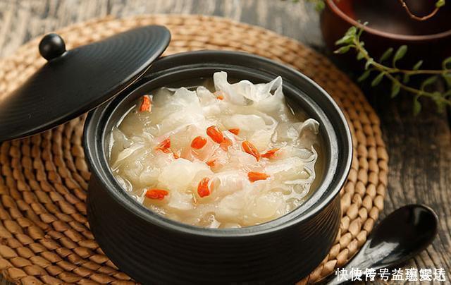 润唇膏|冬季嘴唇干燥,可能是两种情况,经常舔嘴,也会让嘴唇越来越干