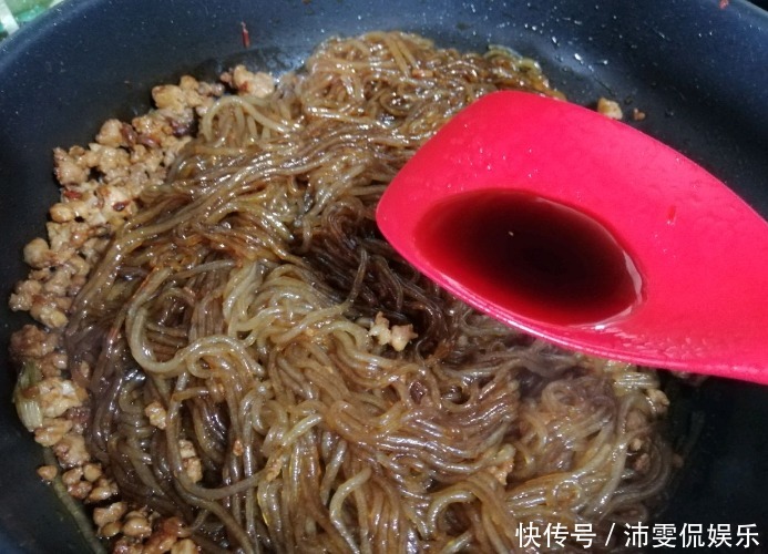 粉条|炒粉条,焯完水马上炒就错了!多做一步,粉条不粘不坨,爽滑分明