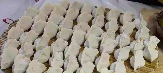 饺子包好后,直接放冰箱就“废了”,教你一招,饺子不粘连不开裂