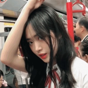 |搞笑GIF段子：在公交车上，一个酷似王祖贤的小姐姐在你身边……