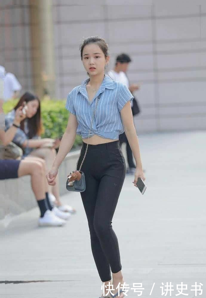 街拍：美女黑色一字肩上衣配红色短裙，秀出白皙长腿，充满女人味