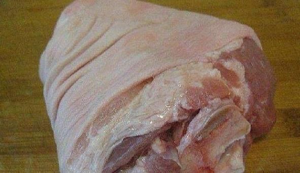 猪身上最好吃的两块部位,价格是排骨的一半,懂行人看见就买