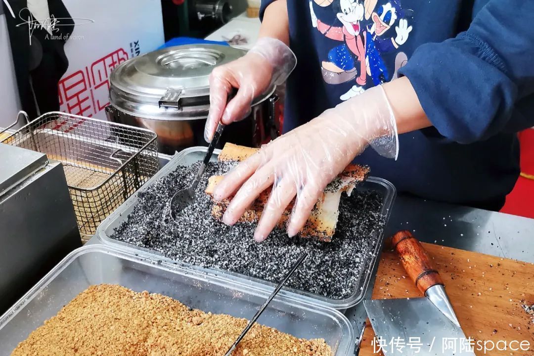 油条|这条非遗美食街上的“油条包麻糍”，不仅卖相好看，味道也不错