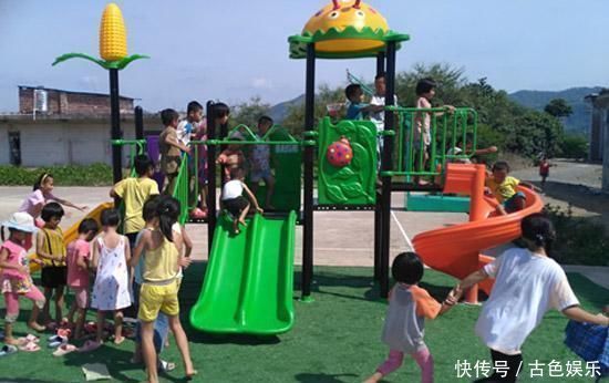 儿子|俩孩子同时摔下滑梯,宝妈第一时间拉自己儿子,对方家长太自私