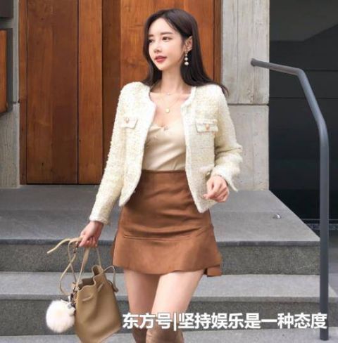  时尚|街拍秀丽端庄的美女，一件白色外套配时尚短裙，气质迷人