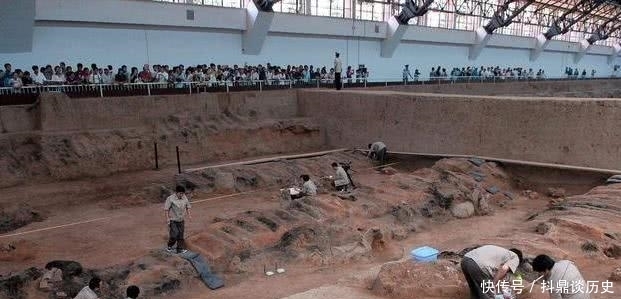 砖瓦厂|砖瓦厂发现古墓,墓主身份难以确定,农民拿出一物解开疑惑