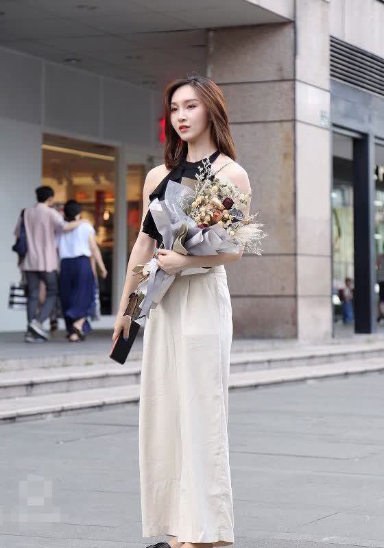 美女|长发美女身穿露肩装配阔腿裤,非常的显气质,真是漂亮极了