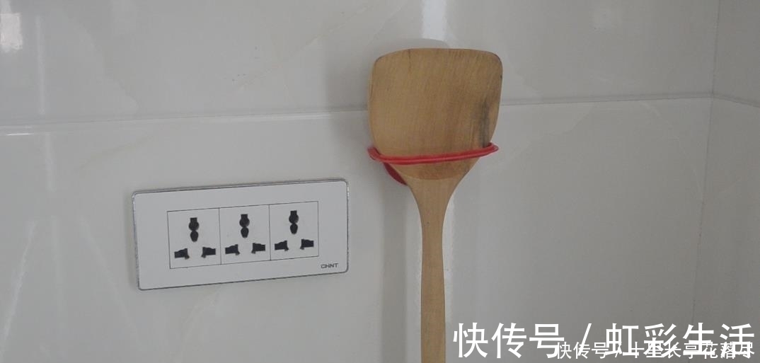 桶装水上的塑料提手别扔了,留在家里有大用处,看完去试试