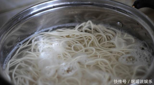 煮面条小窍门，加一物，爽滑不黏糊，美味翻倍，赶紧试试吧
