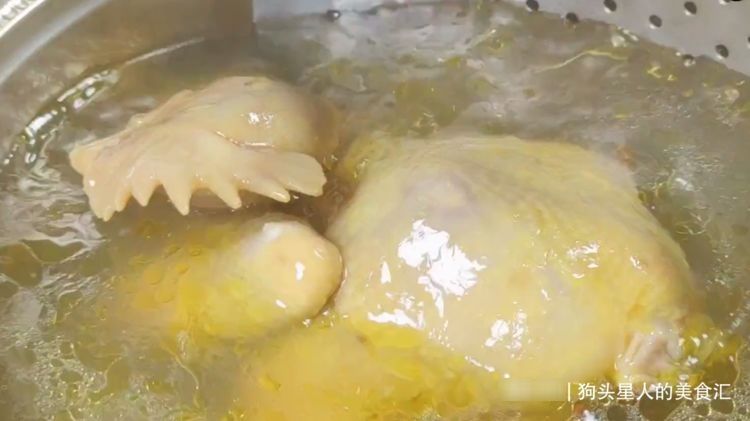 把整只鸡放到盐水中一泡，出锅皮脆肉嫩，不柴不腥，实在太厉害了