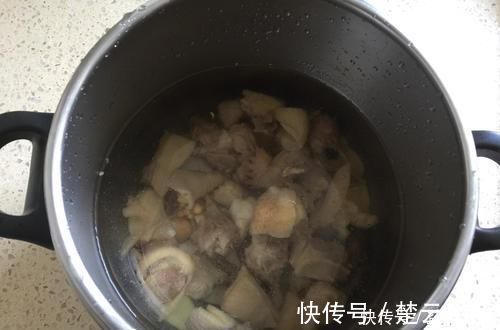 白头|土豆皮、生姜煮水洗头发，白头立即变黑？告诉你最靠谱的染发方法