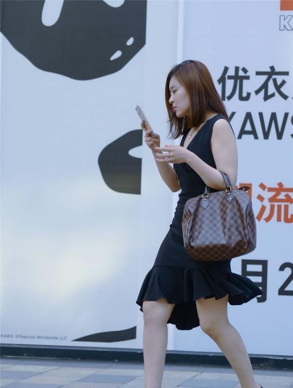 肤色 控制黑色深v领修身裙,美丽清爽成熟,优雅美丽无法阻止!