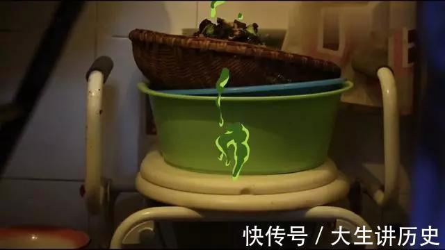 大树|15米大树穿过20㎡老屋,一家人害怕遭雷劈,出价8万挖走也不敢卖