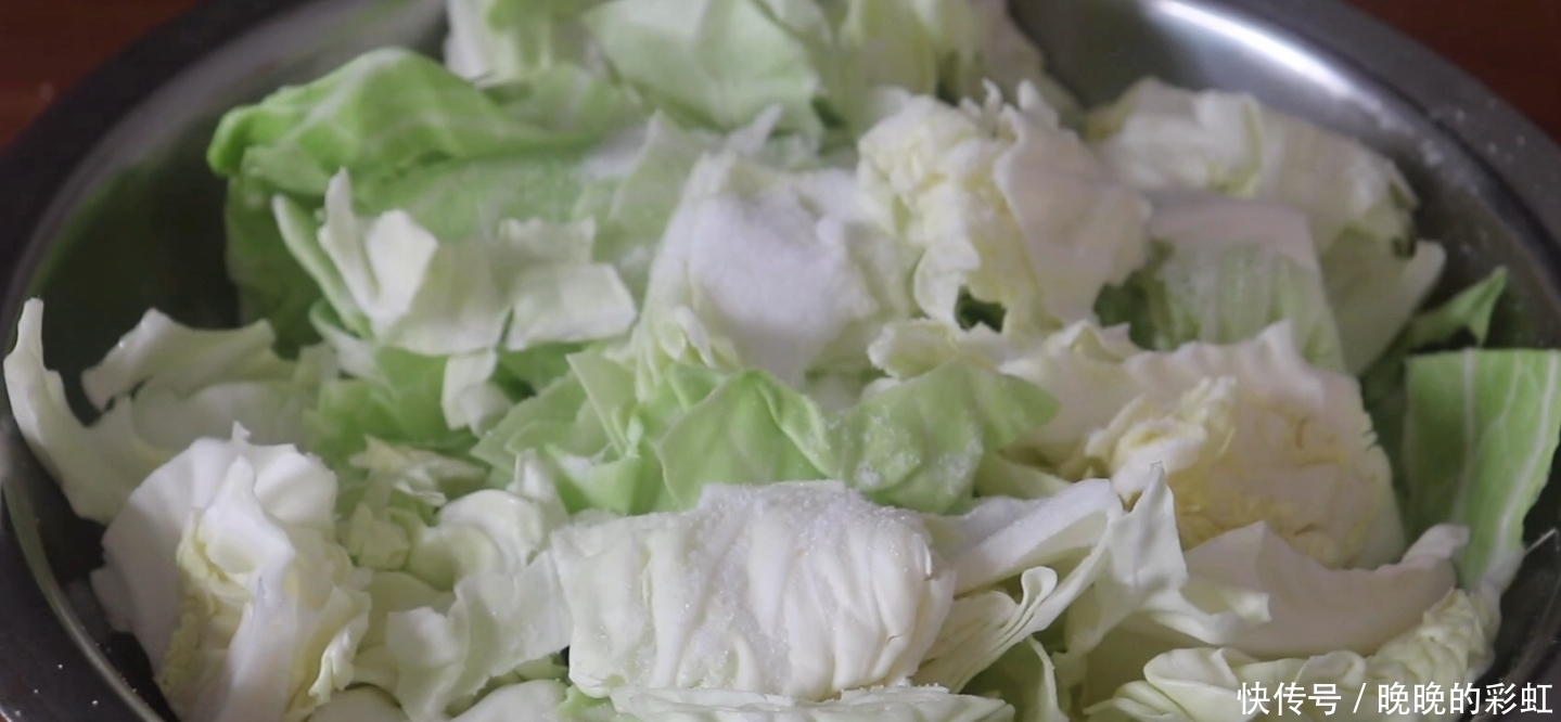 包菜简单又过瘾的做法,一顿2个不够吃,连吃一星期都不腻