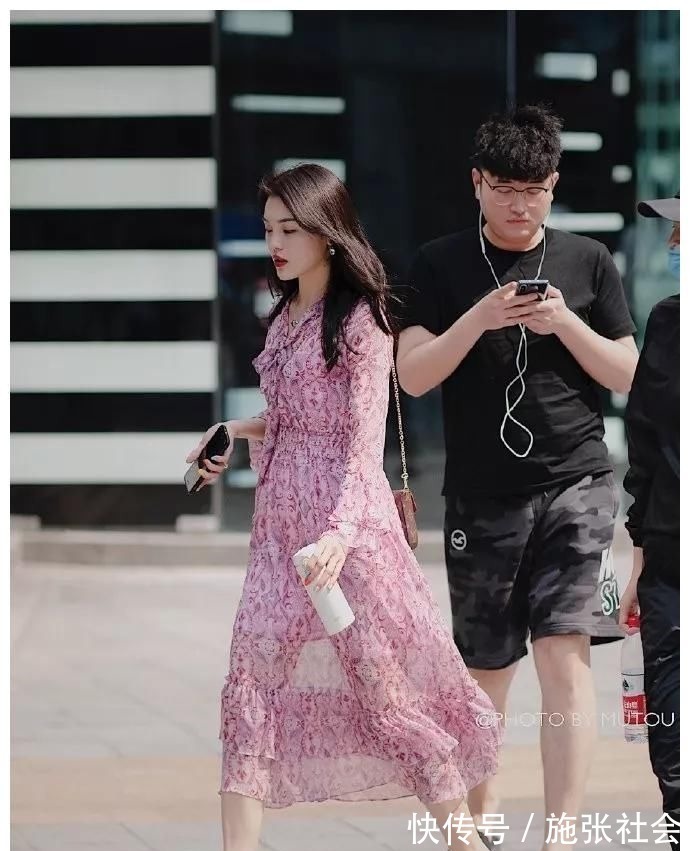 高跟凉鞋 小姐姐脚上踩着一双一字带的高跟凉鞋,充满着优雅又迷人的气息