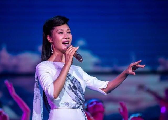 伤心|她是著名歌唱家,因丈夫出轨伤心过度摔下楼梯,后网恋遇现任丈夫