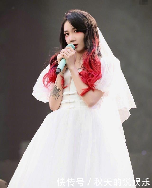 生图|乃万把头发染成红色,穿上洁白的婚纱,无滤镜生图曝光:一眼万年