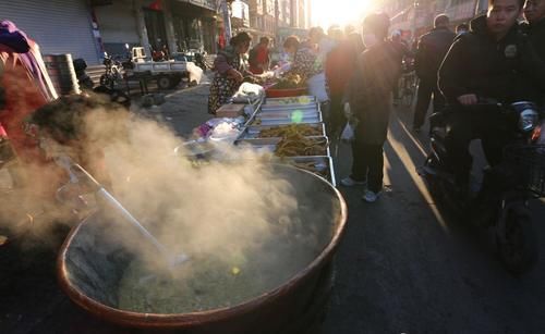 水豆腐|东北县城早市人间烟火味特浓，酸菜炖肉粘豆包，满街都是东北味道