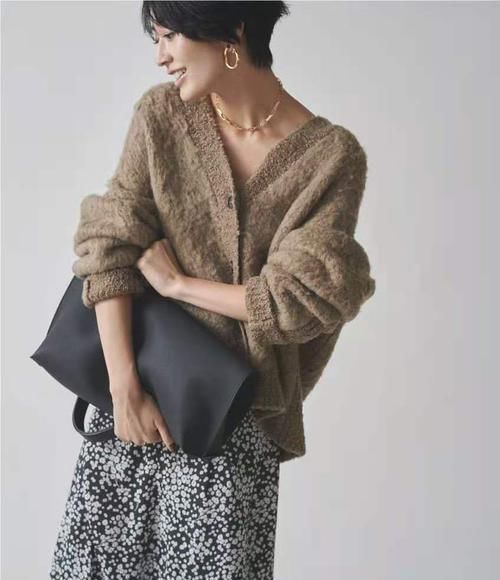 时髦|比黑白灰惊艳、比大地色时髦,最美的“疗愈色”穿搭,一眼就喜欢