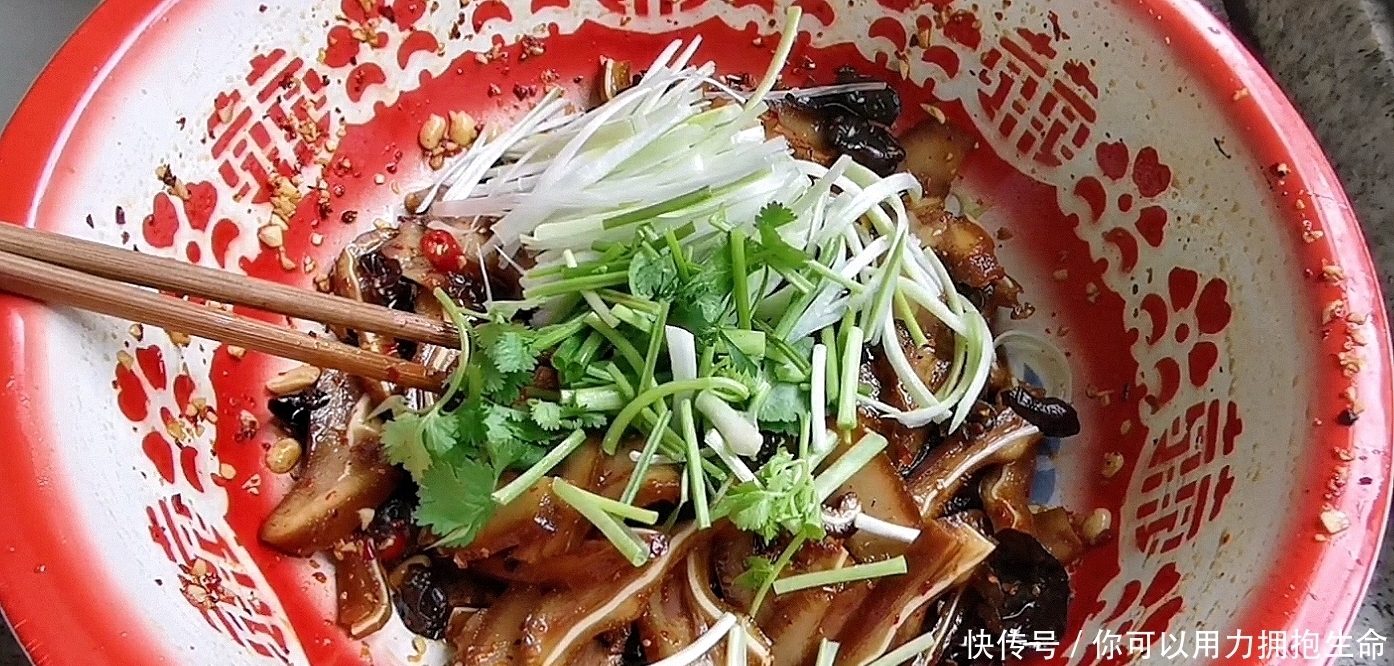 广西人最爱的下酒菜,凉拌猪耳朵,麻辣脆口又下饭,一大盘不够吃