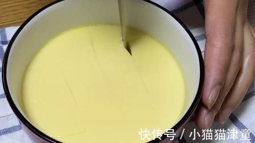 口感|蒸鸡蛋羹切记直接上锅蒸,大厨教你一招,口感嫩得像豆腐,无蜂窝