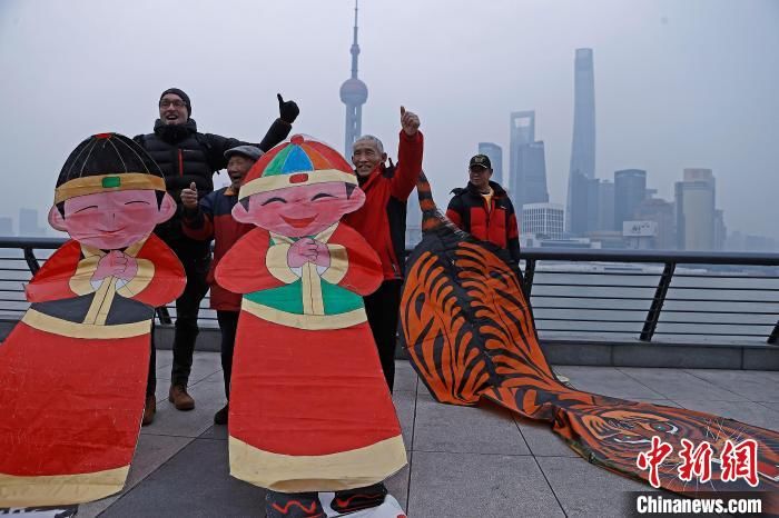 合影留念$民众在上海外滩迎2022年春节