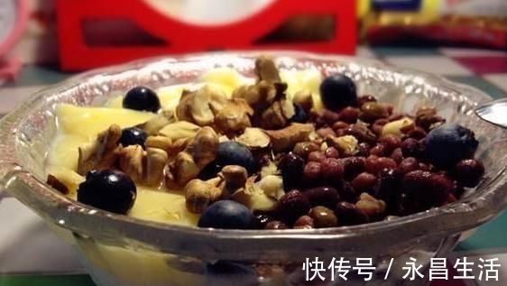 中老年人|核桃浑身是宝,但吃错了时间,反而诱发疾病!多数人不知道!
