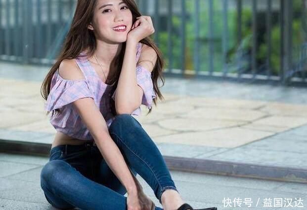 时尚穿搭，小姐姐搭配牛仔裤，露出小蛮腰秀身材