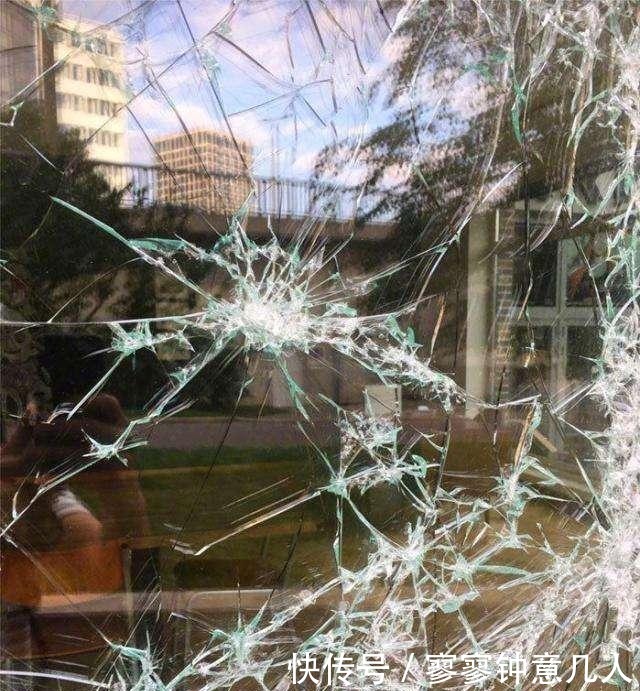 艺术家用铁锤砸玻璃,吃瓜群众开始很不屑,下一秒就惊叹:大师!