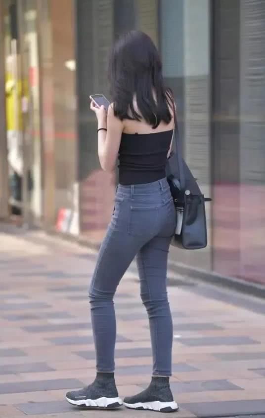 搭配|紧身裹胸搭配牛仔裤,简单搭配诠释好身材,姐姐眼神为何如此犀利