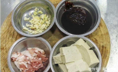 豆腐不要红烧了，教你一道东北压锅豆腐，10分钟出锅，简单又好吃