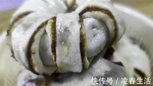 面点师这样做豆沙包,好吃又好看,简单好学,一切一卷就好