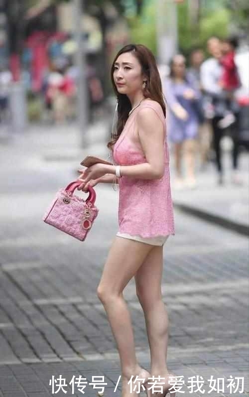 身材|街拍:性感白色紧身裤,小姐姐丰满圆润的身材让人羡慕!