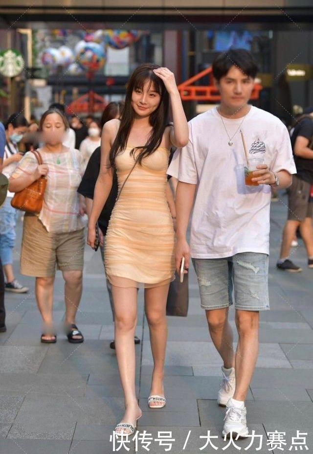 浅橙色连衣裙搭配亮银精制凉鞋,清新自然,具有独特美感