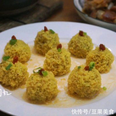 小米蒸肉丸鲜糯十足，寓意团团圆圆