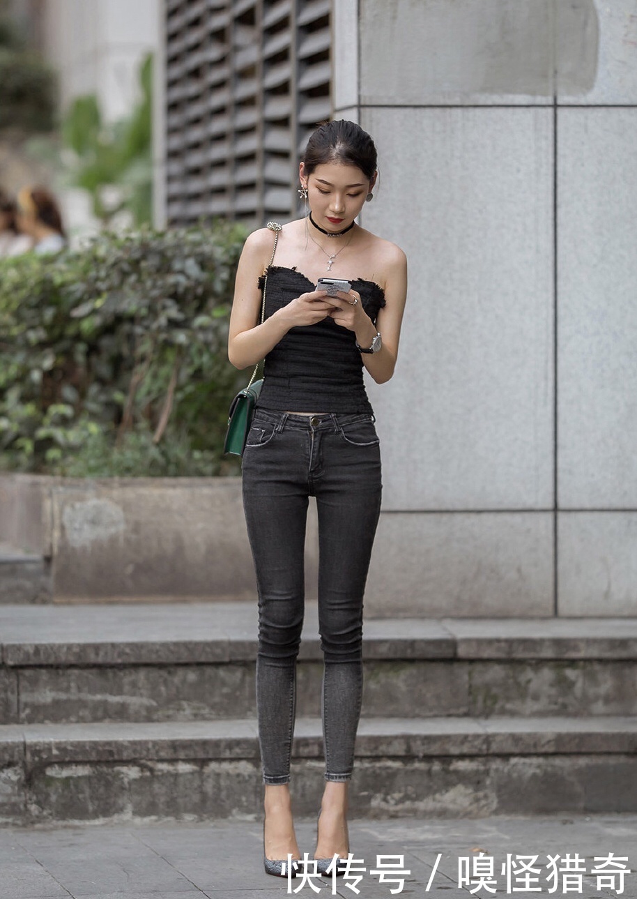 街拍美女:抹胸露肩的上衣,眼神望着你的样子陶醉