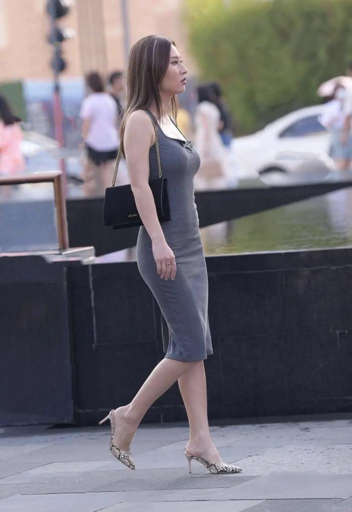 有气质|街拍:轻熟的连衣裙美女,美的优雅有气质