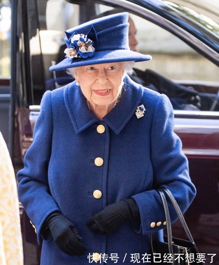 拐杖 英女王真的老了!走路要用拐杖,上次用拐杖还是在膝盖手术后