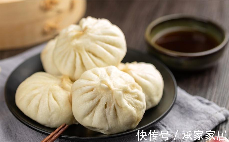 蒸包子容易“死面”？奶奶教我3窍门，包子松软可口，出锅不回缩