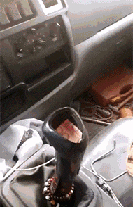 |搞笑GIF:成功把对面的妹子逗笑了 请问接下来我应该怎么做?