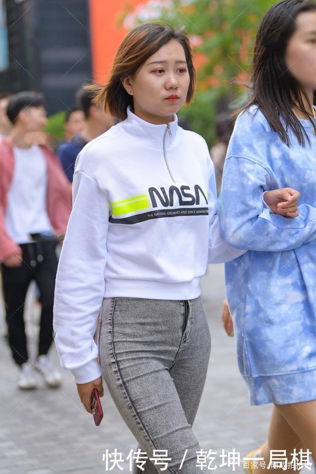 休闲鞋 拉链款运动风卫衣,搭配牛仔裤,休闲又时尚